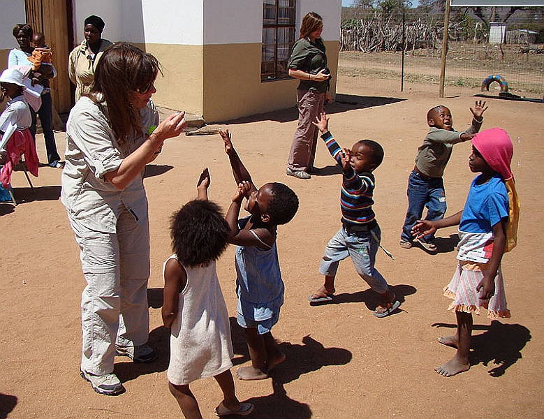 lhschool4.jpg - Tonya entertains the children by blowing bubbles.