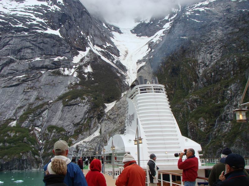 fjord8.jpg - Captain Romeo carefully guides the Mariner around iceburgs and manages to get everyone an incredible view.