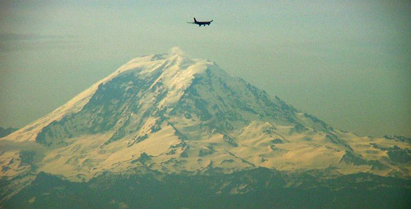 seattle2.jpg - Mt. Rainier. (of course I had to snap the photo with an airplane on approach!)