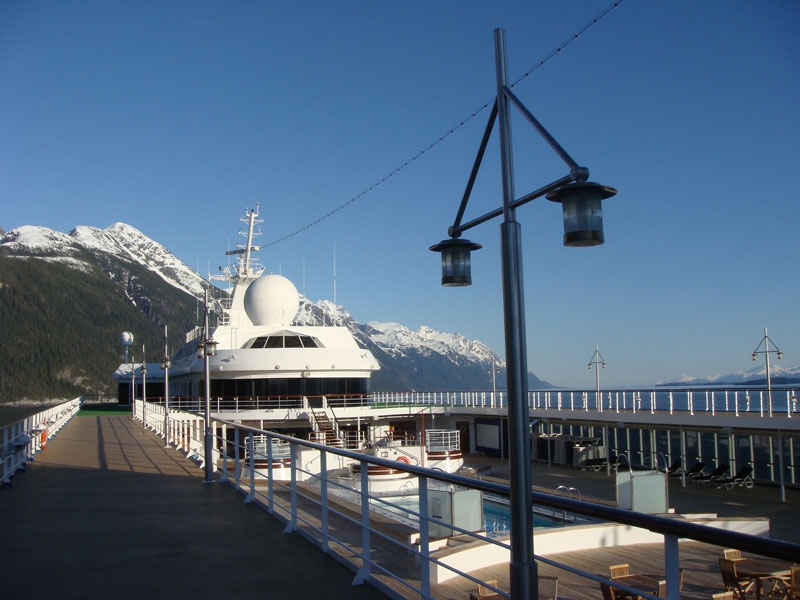 swsail5.jpg - The Mariner sails out of Skagway.